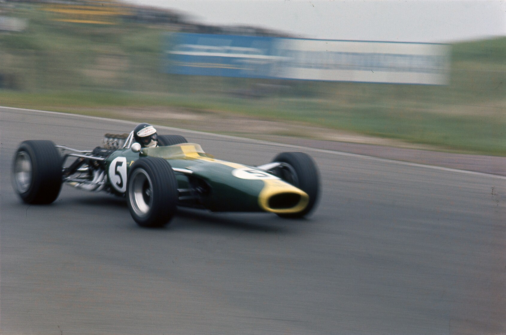 Jimmy Clark a caminho da primeira vitória do Ford DFV em 1967